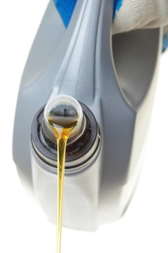可以在白色的汽車發(fā)動機機油