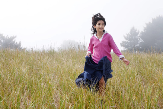 女孩奔跑的山