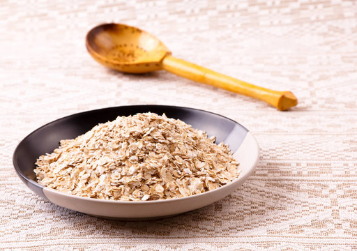 燕麥片在一個(gè)盤子里