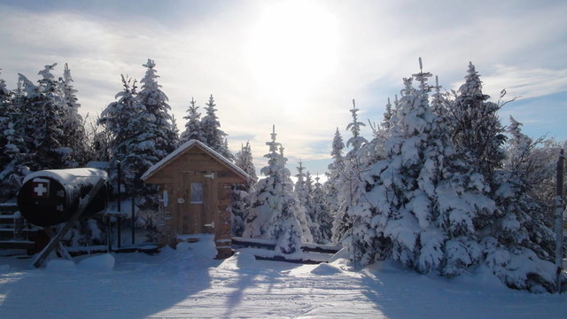 雪上覆蓋的滑雪巡邏小屋