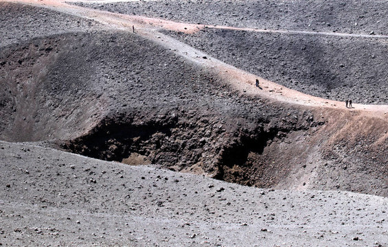 環(huán)繞火山口的路