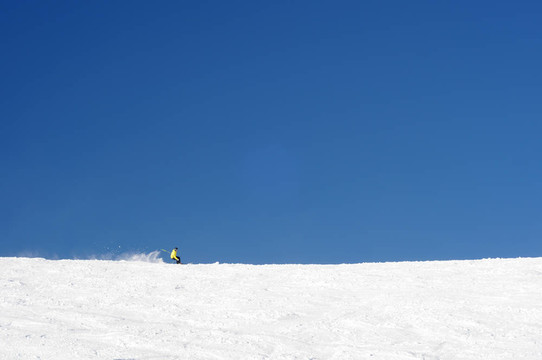 一個(gè)人在歐洲阿爾卑斯山的大斜坡滑雪。