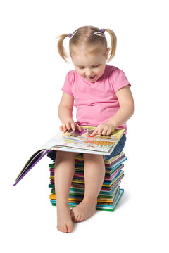 小孩子讀一本書