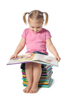 小孩子讀一本書
