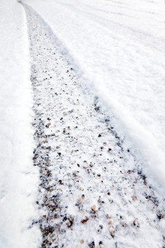 雪中的冬天輪胎的痕跡