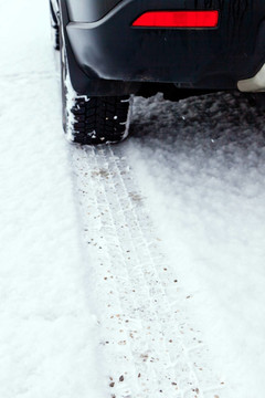 雪中的冬天輪胎的痕跡