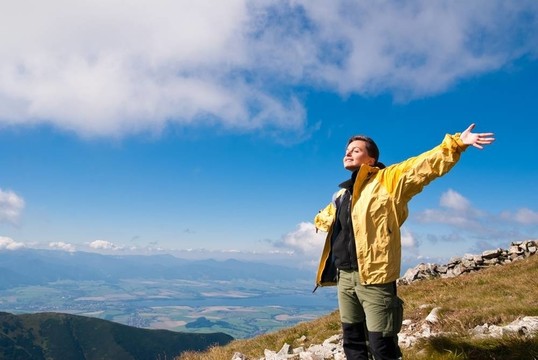 在山上女人喜歡在山上曬太陽