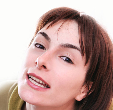 床上的年輕女人