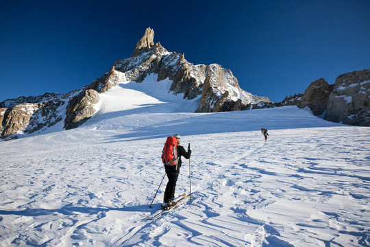 偏遠(yuǎn)滑雪者在Mont Blanc；法國。