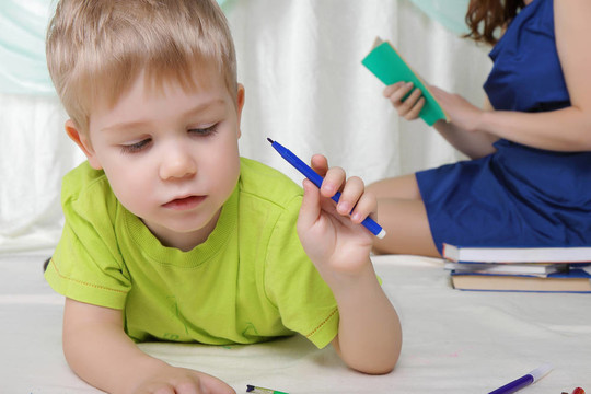 年幼的母親和她的兒子一起度過