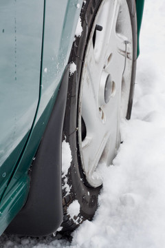 車輪在雪地上