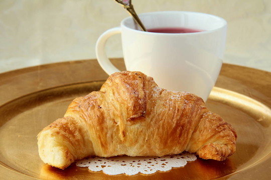牛角包和一杯茶