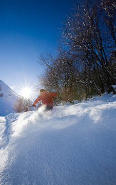自由式滑雪的滑雪者