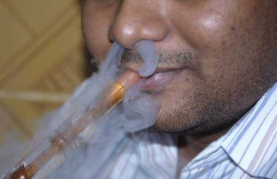 男人吸煙的水煙筒