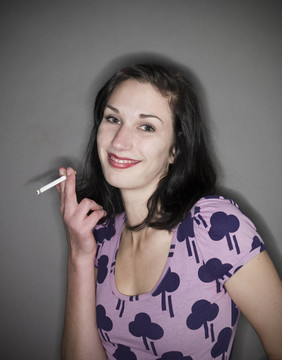 帶香煙的女人