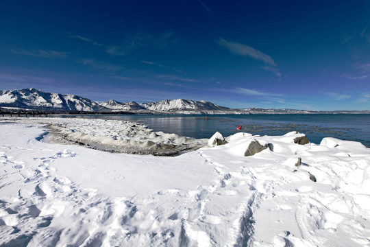 白色的雪和天空的藍色太浩湖