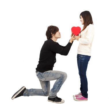 亞裔青年在情人節(jié)向白人婦女分發(fā)愛情禮物