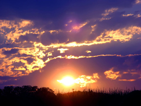 藍(lán)色和橙色的夕陽(yáng)在山上