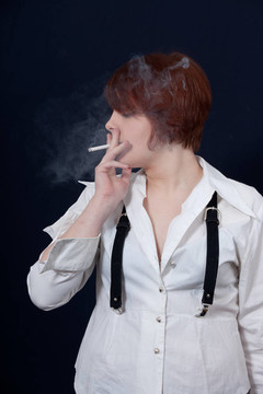 一支香煙的女孩