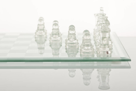 玻璃象棋在玻璃臺面