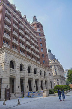 天津歷史建筑下的行人