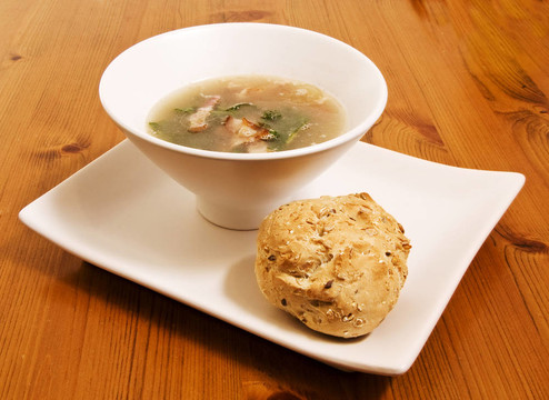 白菜和熏豬肉湯