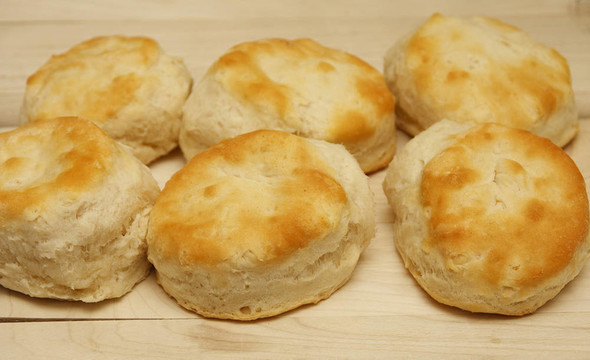 Fresh Baked Biscuits在木砧板上
