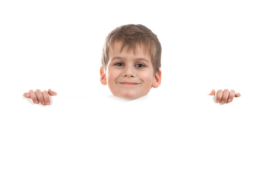 拿著旗幟的男孩