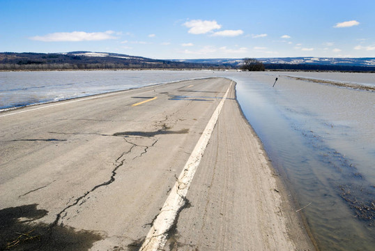 道路被水淹沒