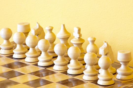 帶有白色棋子的棋子桌