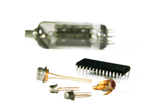 現(xiàn)代無線電元件的形象和舊的無線電管；孤立的；在白色背景