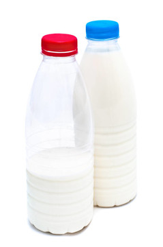 兩個(gè)白色塑料瓶牛奶