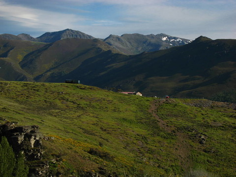 藍(lán)天下的草地和高山