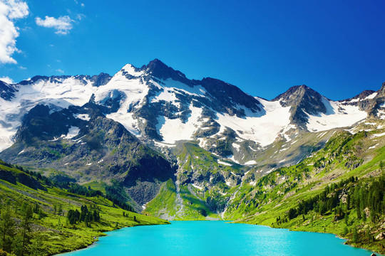 山上的湖
