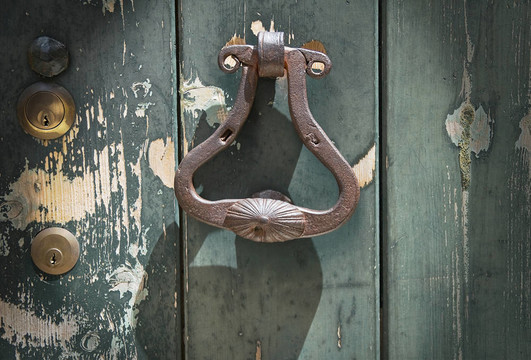 在綠色的門Doorknocker。