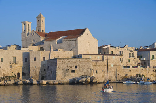海上大教堂。焦維納佐。Apulia。