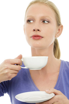 一個(gè)年輕白人婦女喝著一杯茶的畫像
