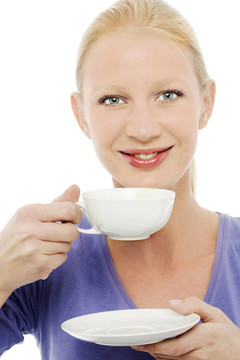 一個年輕白人婦女喝著一杯茶的畫像
