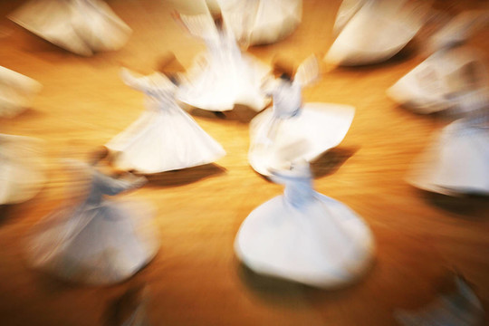Mevlana dervishes在博物館里跳舞