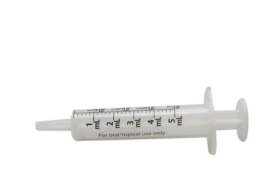 White上的口服藥物注射器