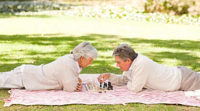 老年夫婦下棋