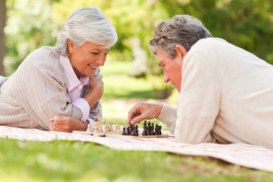 老年夫婦下棋