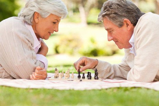 老年夫婦下棋