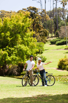 夫妇带着他们的自行车在公园里
