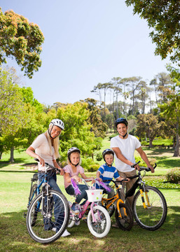 家人在公園里帶著他們的自行車
