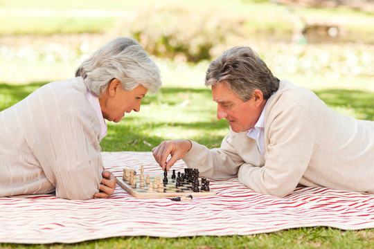 老年夫婦下棋