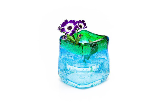 蓝色玻璃花瓶里的花
