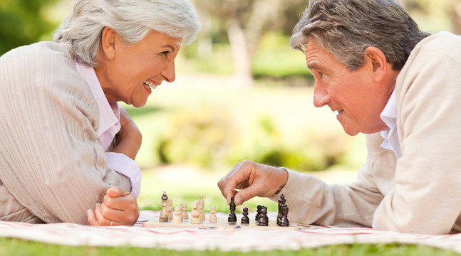 老年夫婦下棋