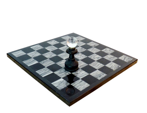 一個(gè)戲劇性的黑白石棋盤與一塊其余的白色隔離與剪輯路徑