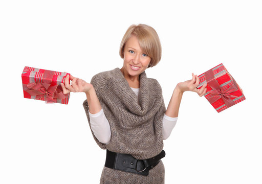 一個(gè)年輕漂亮的女人帶著一個(gè)禮物